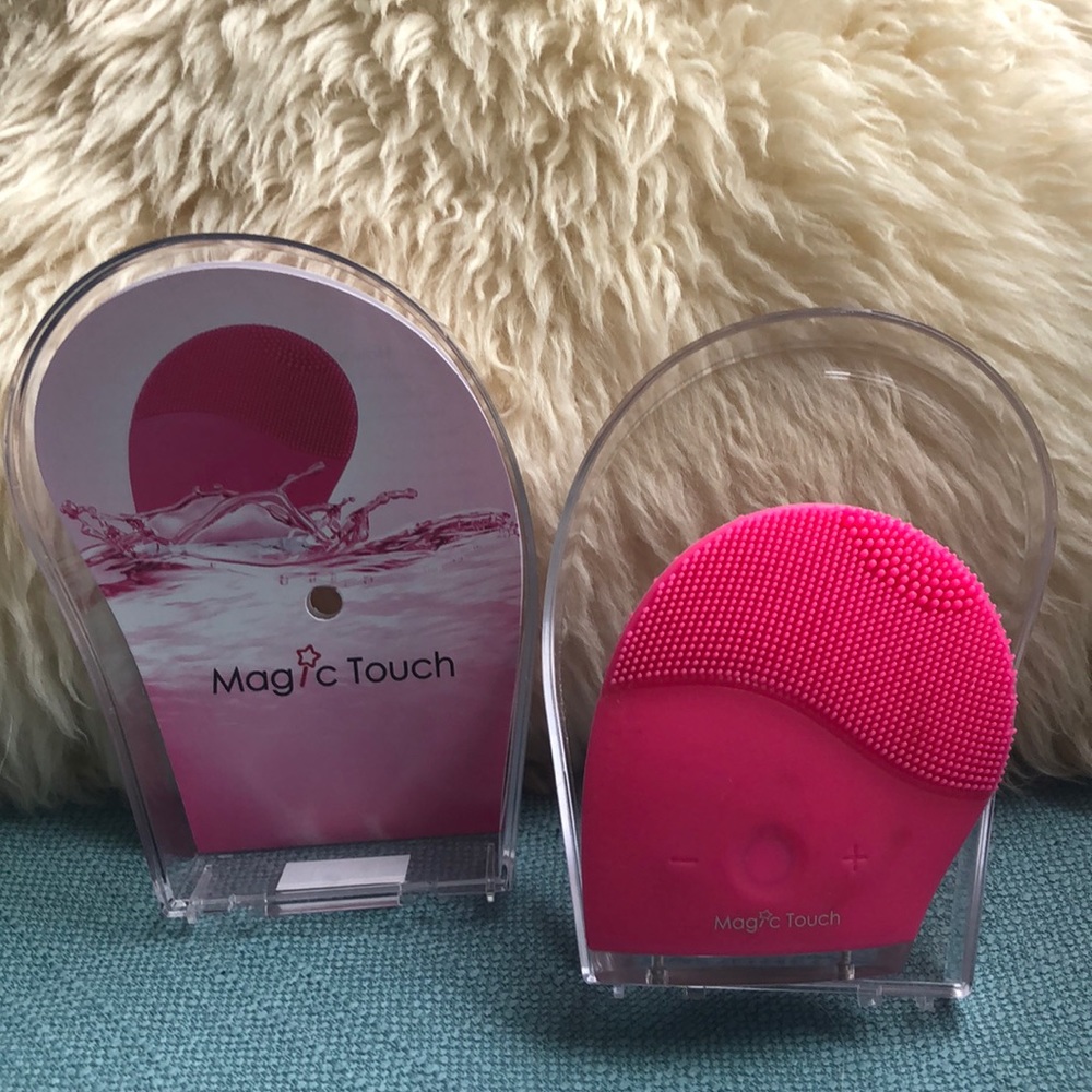 Facial brush by Magic Touch